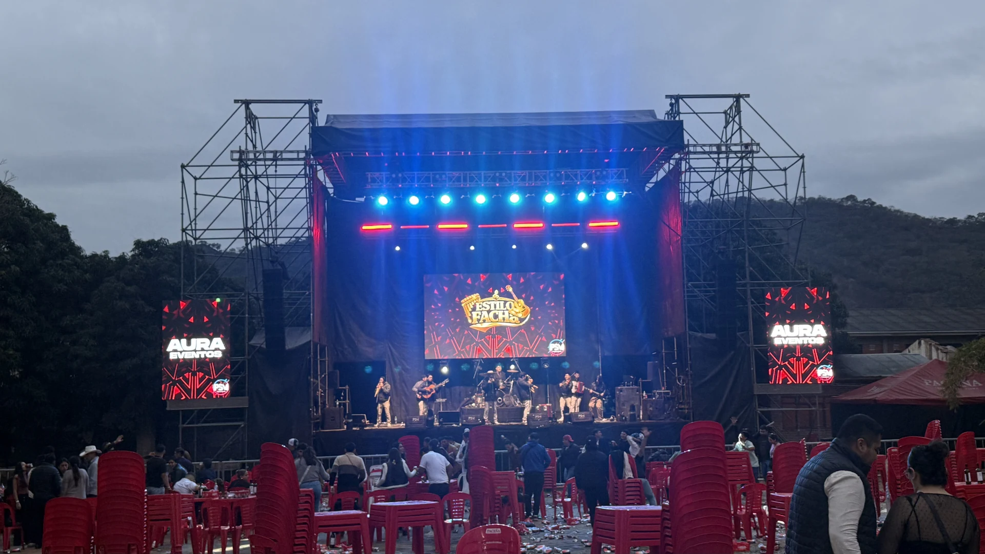 Escenario PSM con iluminación azul y pantallas LED