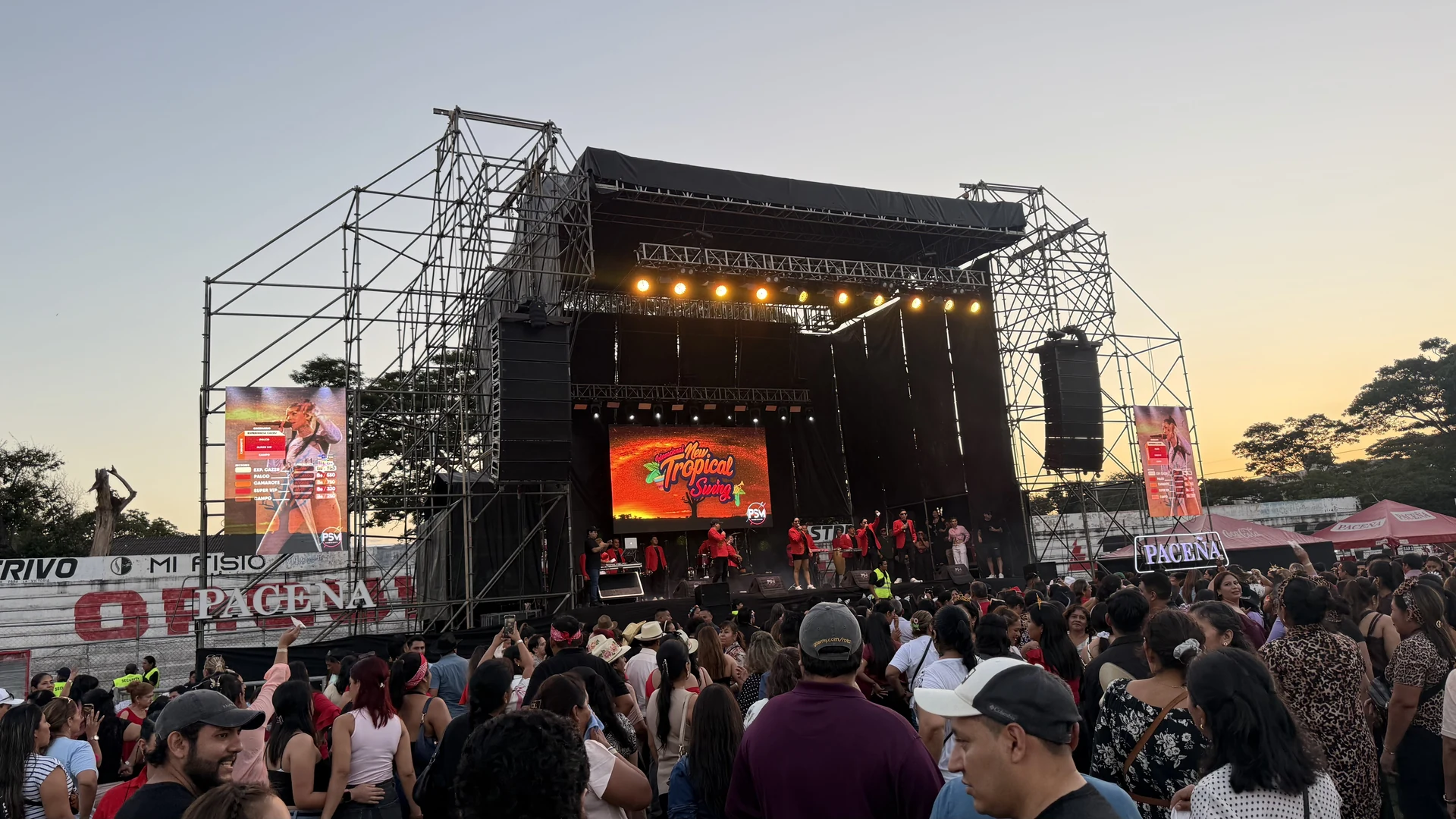 Escenario PSM iluminado al atardecer